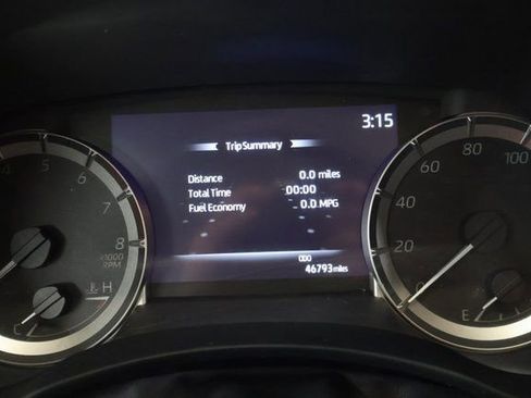 Used 2023 Toyota Highlander XLE FWD image 18