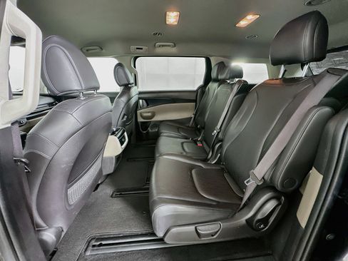 Used 2025 Kia Carnival FWD image 29