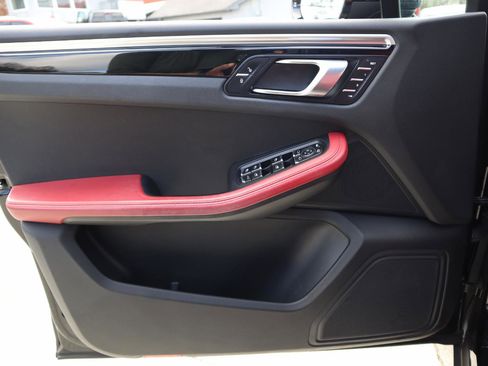 Used 2018 Porsche Macan image 36