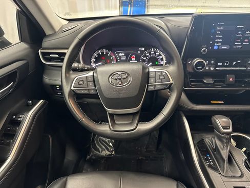 Used 2023 Toyota Highlander XLE AWD/4WD image 13