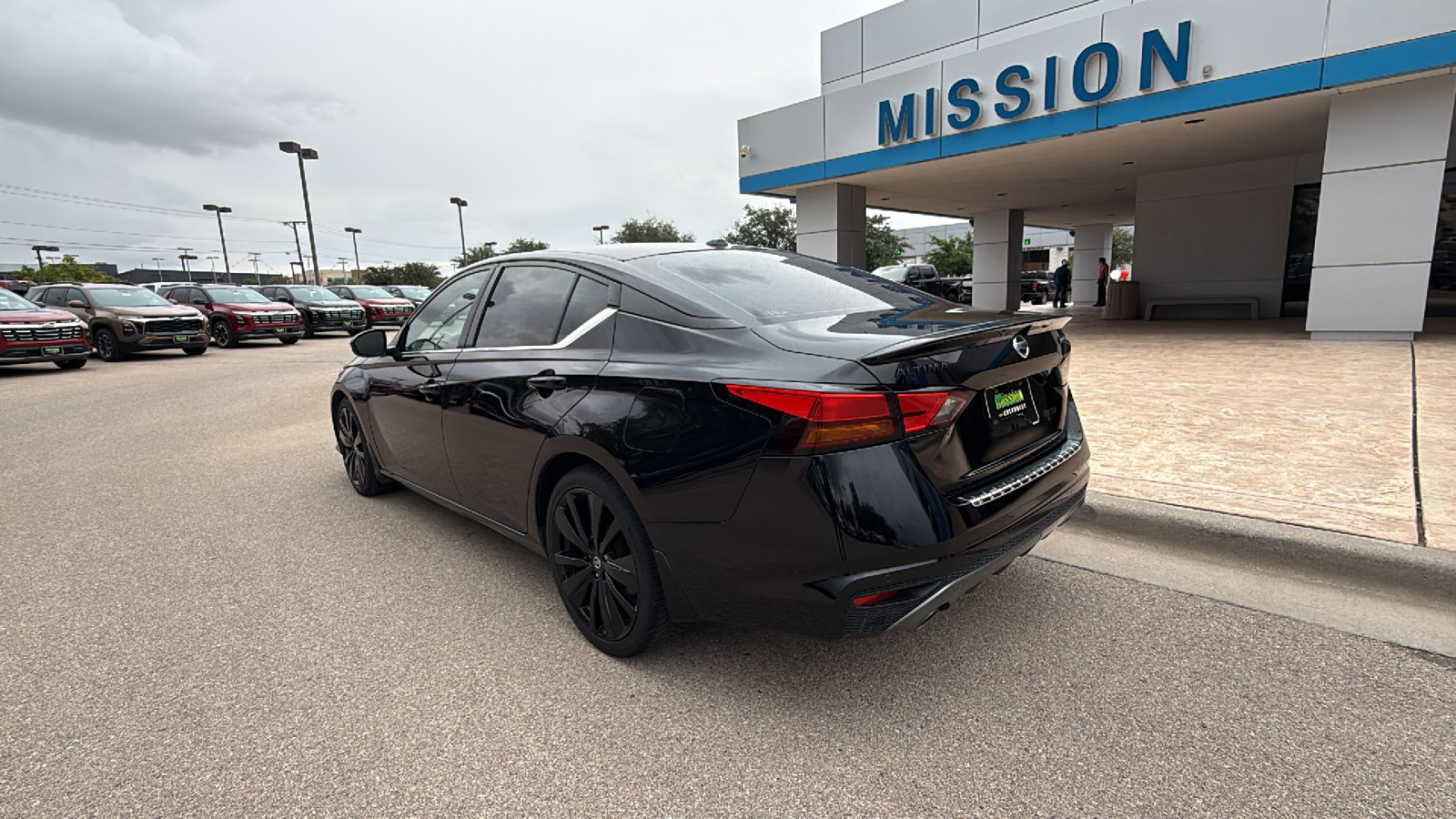 Used 2022 Nissan Altima 2.5 SR w/ Midnight Edition Package FWD image 4