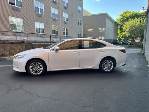 Used 2015 Lexus ES 350 w/ Luxury Package FWD image 3