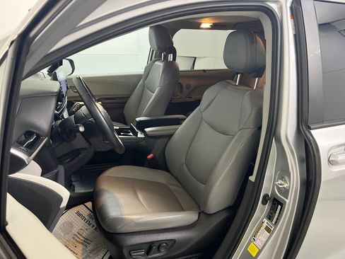 Used 2024 Toyota Sienna XLE image 19