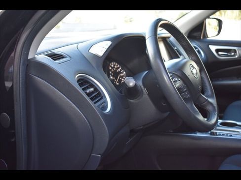 Used 2019 Nissan Pathfinder SV image 15