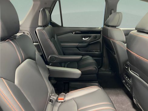 Used 2025 Honda Pilot TrailSport image 38