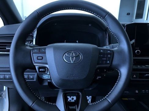 Used 2025 Toyota Camry SE image 25