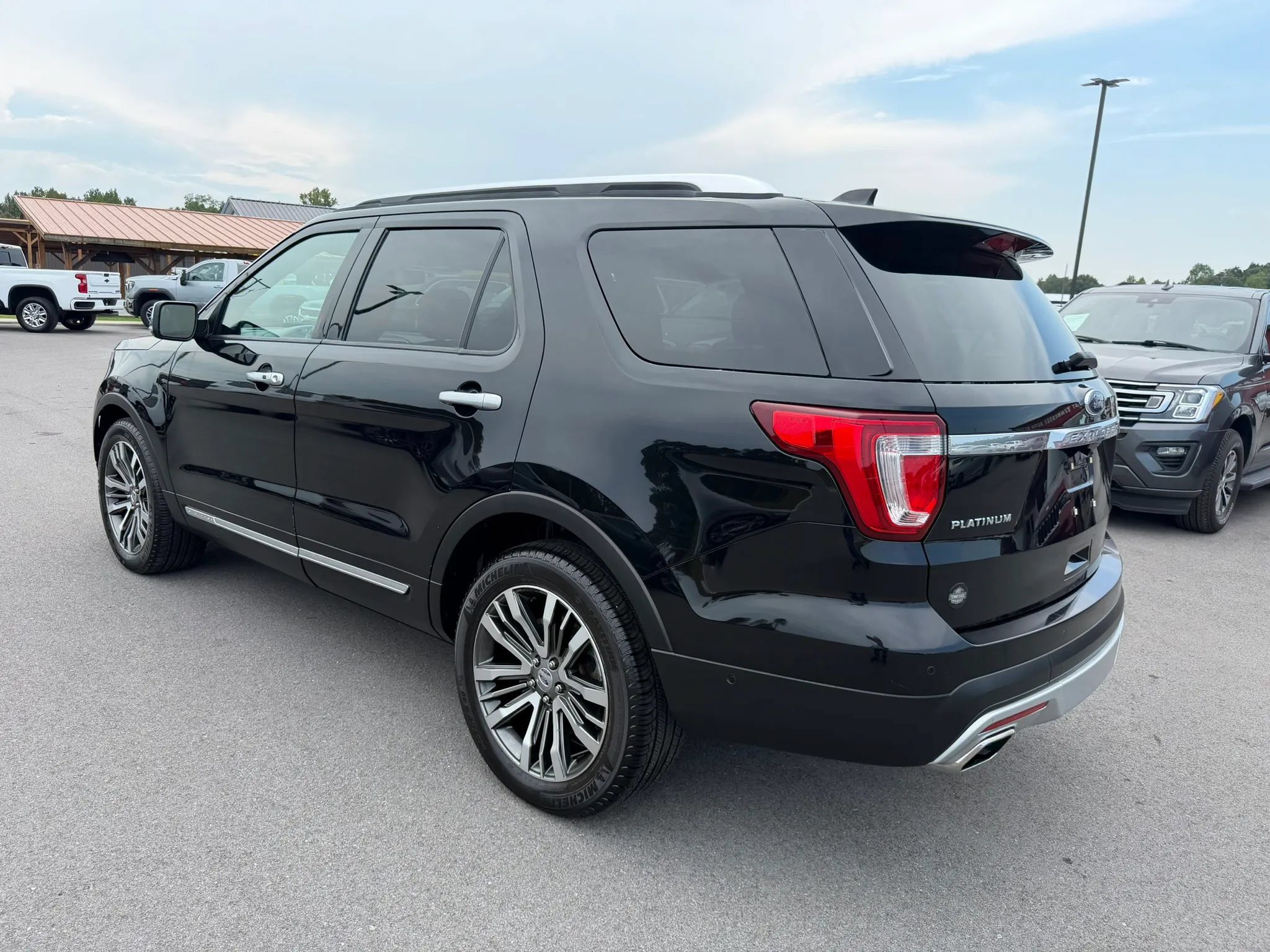 Used 2017 Ford Explorer Platinum AWD/4WD image 3