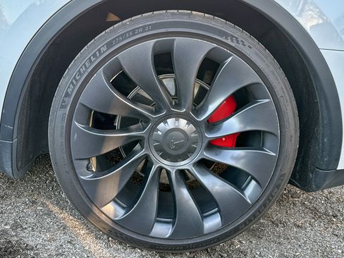 Used 2022 Tesla Model Y Performance image 8