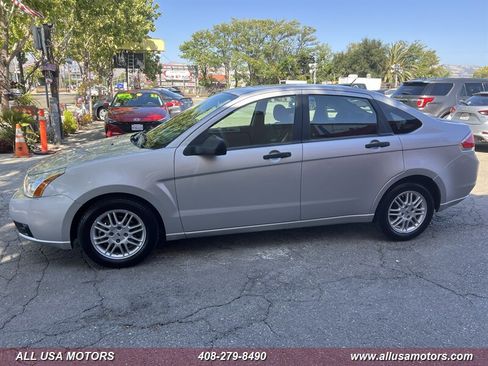 Used 2010 Ford Focus SE FWD image 6