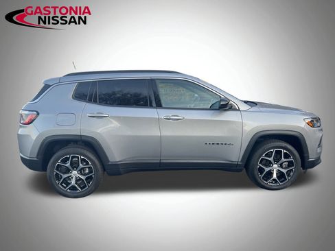 Used 2024 Jeep Compass Latitude image 22