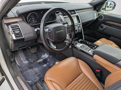 Used 2017 Land Rover Discovery HSE image 10