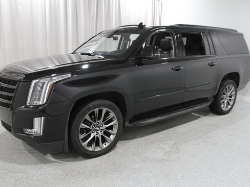 Used 2019 Cadillac Escalade ESV Luxury w/ Escalade Sport Edition image 3