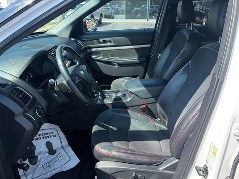 Used 2019 Ford Explorer XLT w/ Equipment Group 202A AWD/4WD image 9