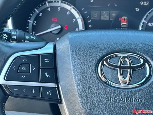 Used 2022 Toyota Highlander XSE FWD image 22