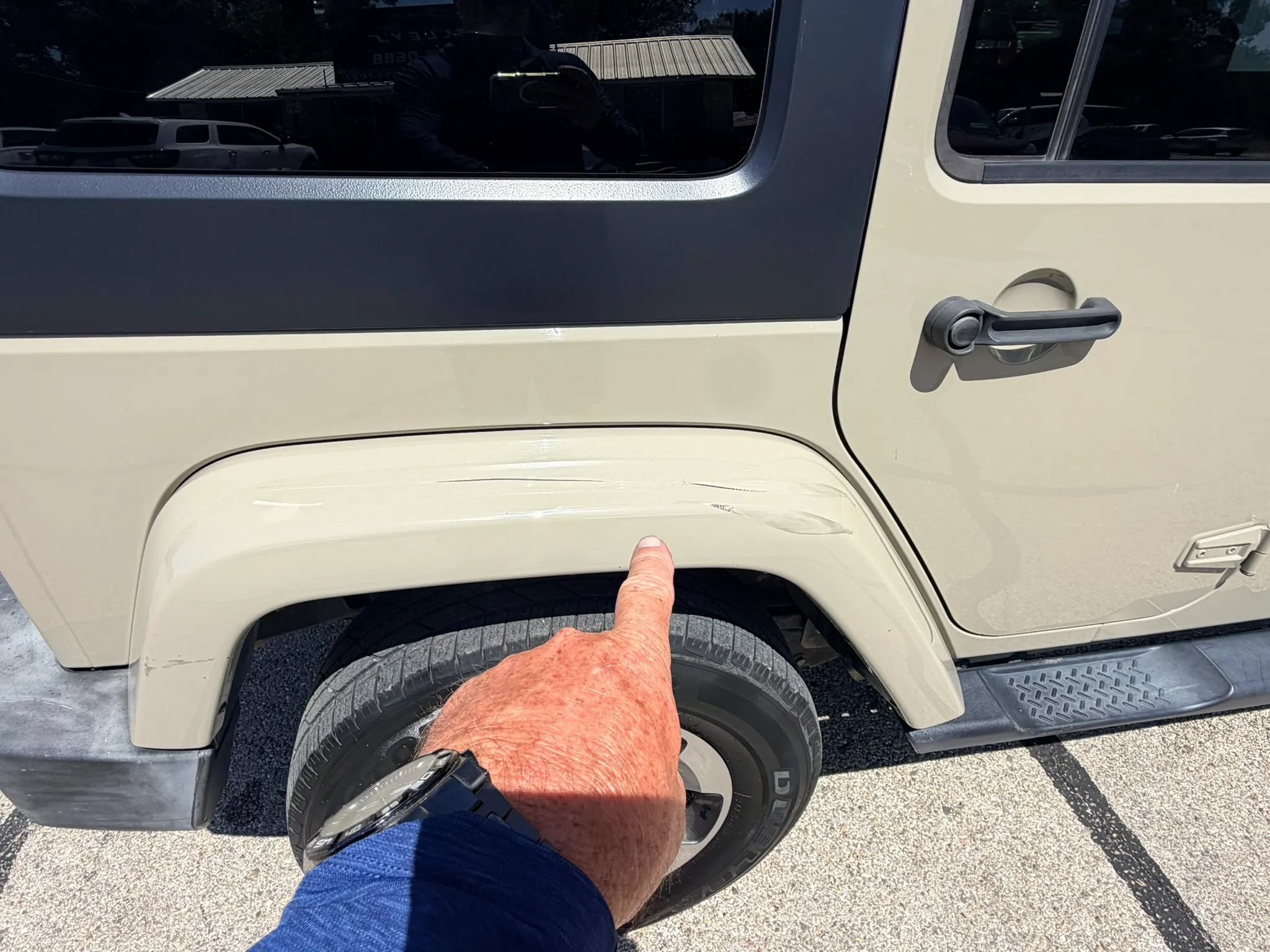 Used 2017 Jeep Wrangler Unlimited Sahara w/ Connectivity Group AWD/4WD image 11