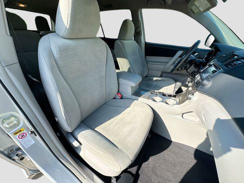 Used 2013 Toyota Highlander Plus image 34