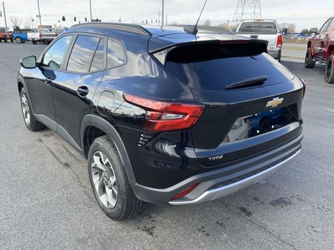 Used 2025 Chevrolet Trax LT image 6