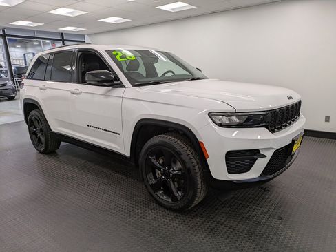 Used 2023 Jeep Grand Cherokee Altitude image 3