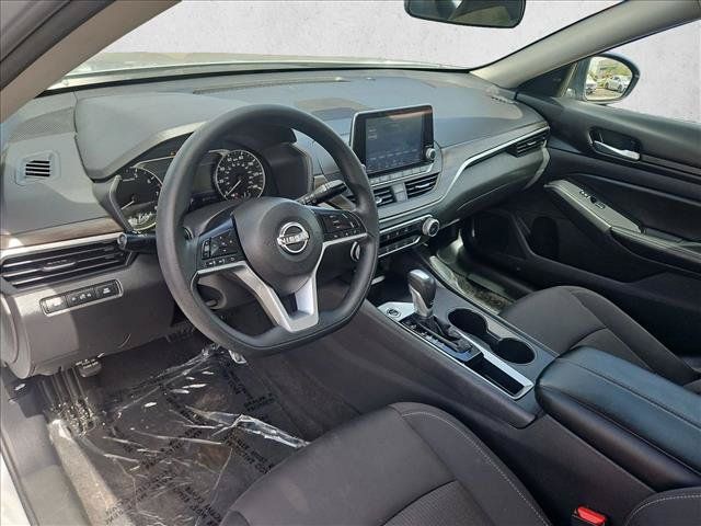 Used 2025 Nissan Altima 2.5 SV FWD image 10