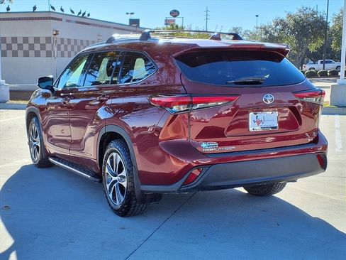 Used 2022 Toyota Highlander XLE image 2