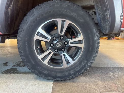 Used 2016 Toyota Tacoma TRD Sport w/ Towing Package image 43