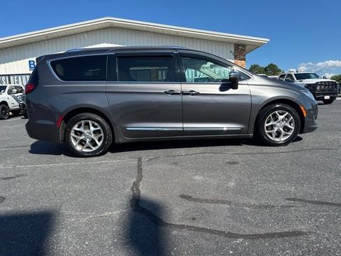Certified 2019 Chrysler Pacifica Limited FWD image 10