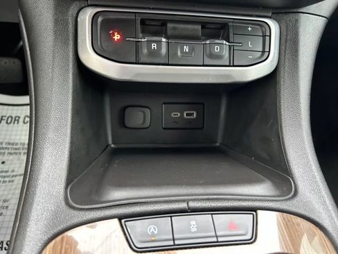 Used 2023 GMC Acadia SLE w/ Driver Convenience Package FWD image 32
