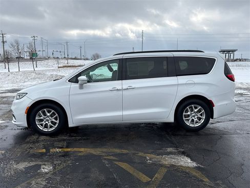 Used 2022 Chrysler Pacifica Touring-L w/ Uconnect Theater Family Group image 6