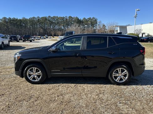 Used 2024 GMC Terrain SLE image 8