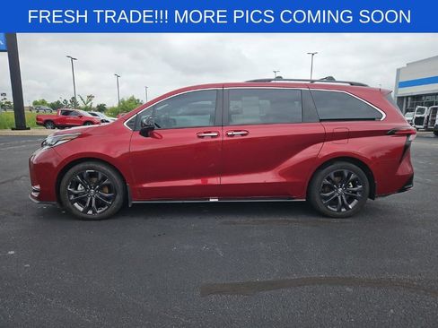 Used 2024 Toyota Sienna XSE w/ XSE Plus Package FWD image 3