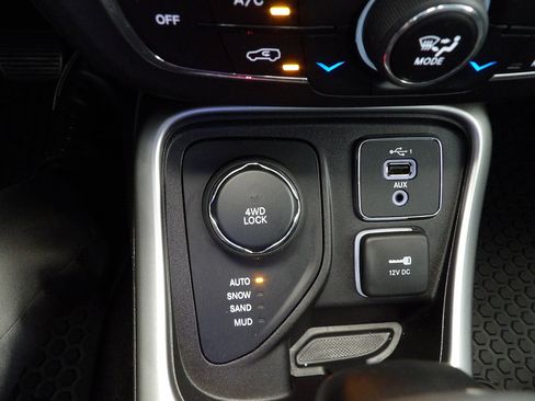 Used 2020 Jeep Compass Latitude w/ Cold Weather Group AWD/4WD image 32