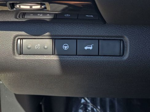 Used 2025 Nissan Pathfinder SV AWD/4WD image 28