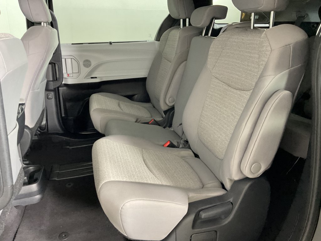 Used 2025 Toyota Sienna LE FWD image 18