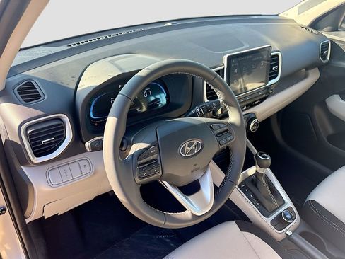 New 2025 Hyundai Venue SEL image 9