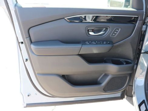 New 2025 Honda Pilot Touring image 8