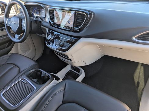 Used 2024 Chrysler Pacifica Touring-L image 13