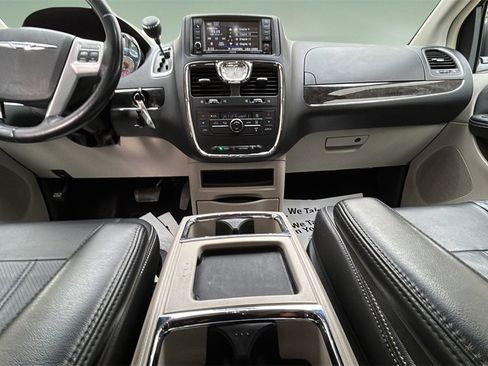 Used 2014 Chrysler Town & Country Touring image 23