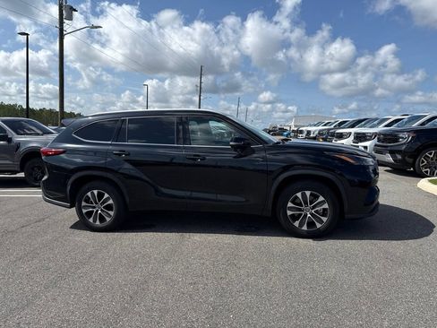 Used 2022 Toyota Highlander XLE FWD image 1