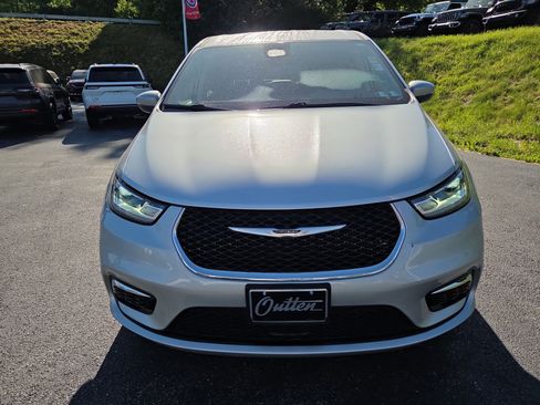 Used 2023 Chrysler Pacifica Touring-L AWD/4WD image 9