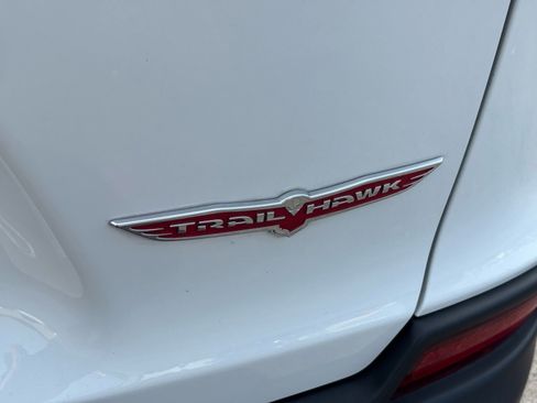 Used 2022 Jeep Cherokee Trailhawk AWD/4WD image 5