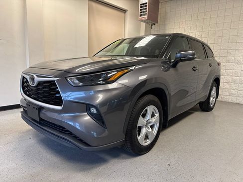 Used 2021 Toyota Highlander LE AWD/4WD image 2