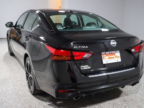 Used 2023 Nissan Altima 2.5 SR FWD image 9