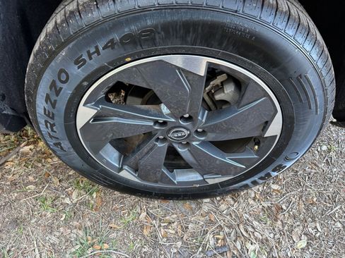 Used 2025 Nissan Rogue SV image 32