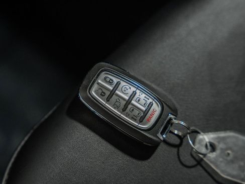 Used 2025 Chrysler Pacifica Select image 48