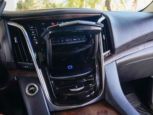 Used 2019 Cadillac Escalade ESV Premium Luxury RWD image 56