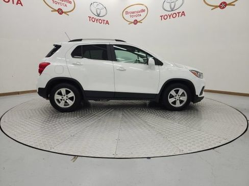 Used 2019 Chevrolet Trax LT w/ LT Convenience Package FWD image 3