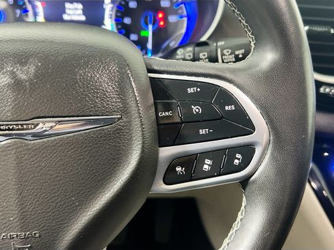 Used 2022 Chrysler Pacifica Touring-L FWD image 17