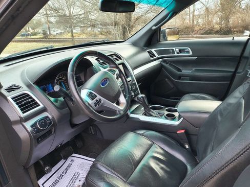 Used 2013 Ford Explorer XLT image 3