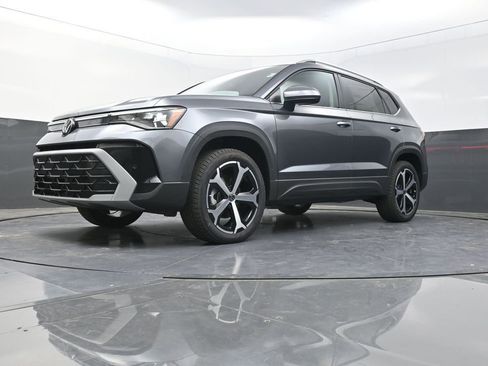 New 2025 Volkswagen Taos SEL image 21