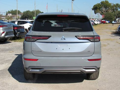 New 2025 Mitsubishi Outlander SE image 4